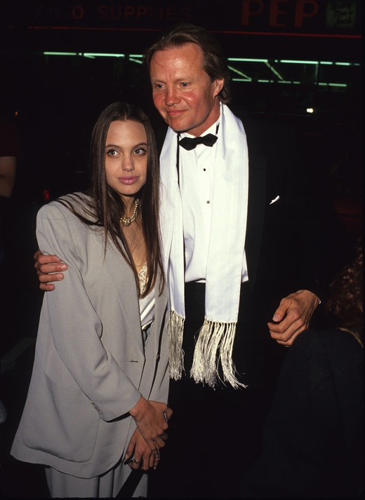 
	
	Angelina Jolie - năm 1990